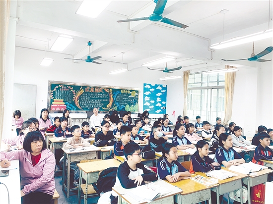 江门市余卓权名书记工作室团队走进课堂观摩教学。 江门市余卓权名书记工作室团队走进课堂观摩教学。