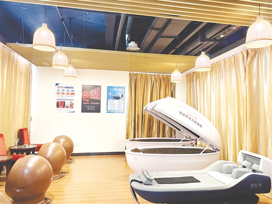 恩平温泉景区积极引入康养设备，丰富游玩体验。