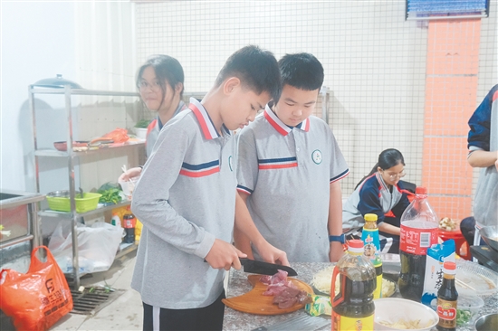 同学们化身“厨师”，亲手操刀。