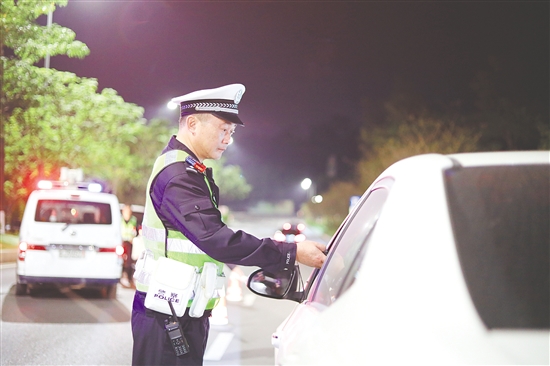 行动采取“设卡检查+流动巡查”相结合的方式。 行动采取“设卡检查+流动巡查”相结合的方式。