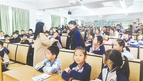 写作指导课现场，学生们踊跃回答问题。