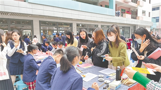 活动中,金山中学全面展示学校在科创教育与项目式学习方面的成果,吸引了本地及周边地区教师、校长、家长等人到校观摩。 活动中,金山中学全面展示学校在科创教育与项目式学习方面的成果,吸引了本地及周边地区教师、校长、家长等人到校观摩。