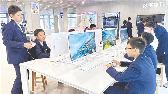 在科创中心,智能机器人、3D设计等体验项目吸引众人驻足。 在科创中心,智能机器人、3D设计等体验项目吸引众人驻足。