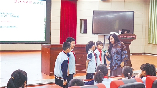 本次“青苹果大课堂”以游戏为桥梁，以词语为舟楫，在孩子们心中播下了观察与表达的种子。