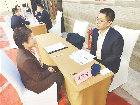 韦克骏（右）为客户解惑。