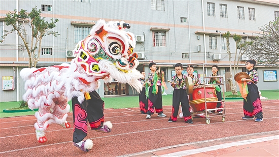 鹤城镇第一小学大力推动“醒狮文化进校园”，鼓励和引导学生传承和发扬鹤山狮艺。
