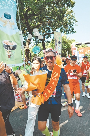 励建安完成全马赛事。张浩洋