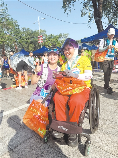 李云敏完赛后与跑友合影。