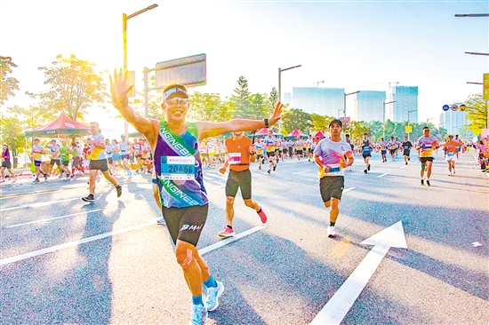 参赛选手在马拉松赛中超越自我，展现风采。刘淑君