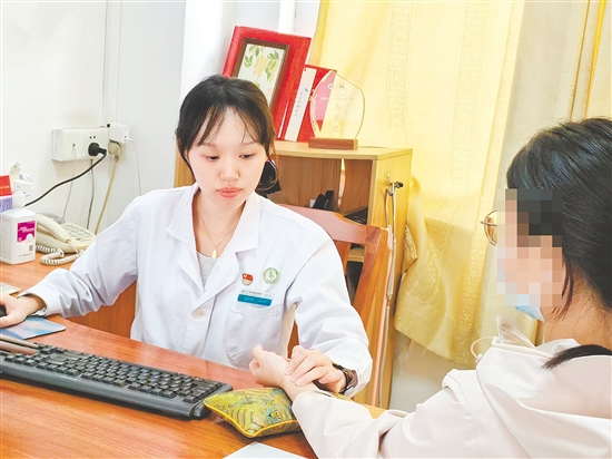 从中医角度来说，冬天是“藏”的季节，体重容易上涨。