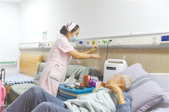 位于大槐镇的恩平市第四人民医院于今年5月晋升为二级综合医院，并启用医康养服务中心，探索“医疗+康复+养老”三位一体服务模式。