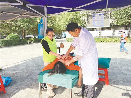 医疗专家及护理人员为群众提供专业的诊疗、咨询与健康检查服务。