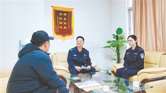 民警在“侨企服务室”接待群众。