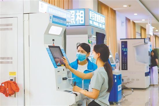 工作人员耐心指导市民办理业务。