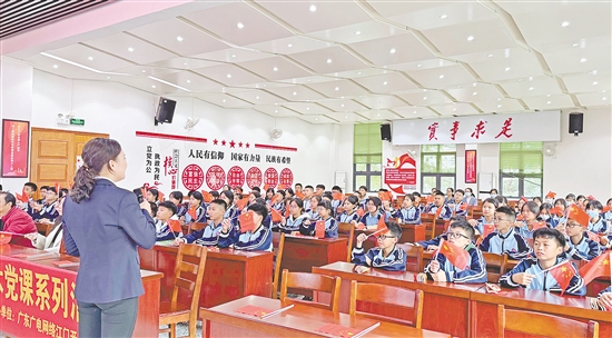 活动将党的创新理论以艺术形式送到社区，为基层党员群众带来一场入耳、入眼、更入心的沉浸式学习体验。