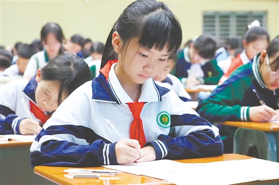 中小学生规范汉字书写比赛现场。