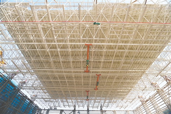 本次吊装的阀厅网架重达1032吨，面积相当于一个标准的足球场。