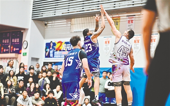 球员的高水平对抗给观众留下了深刻印象。 球员的高水平对抗给观众留下了深刻印象。