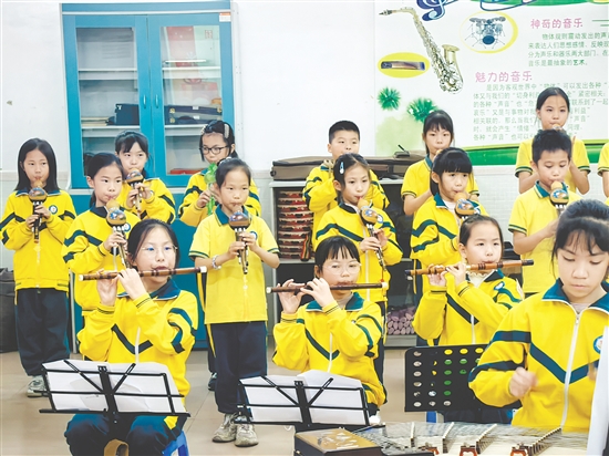 木棉花民乐社团共有40余名学生，涵盖一年级至六年级。每周二、周四下午放学后，民乐教室便成了最热闹的地方。