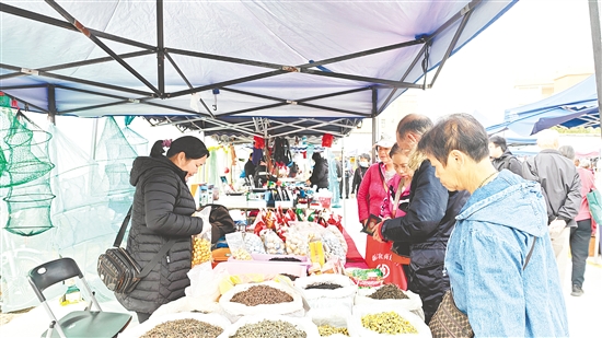 台城街道新投入使用的白水临时圩期市场,生动诠释了“在规范中守护人间烟火气”的治理理念。 台城街道新投入使用的白水临时圩期市场,生动诠释了“在规范中守护人间烟火气”的治理理念。