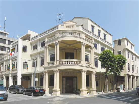 台山独特的侨乡建筑风貌吸引越来越多影视剧组的目光,更多人通过镜头认识台山。 台山独特的侨乡建筑风貌吸引越来越多影视剧组的目光,更多人通过镜头认识台山。