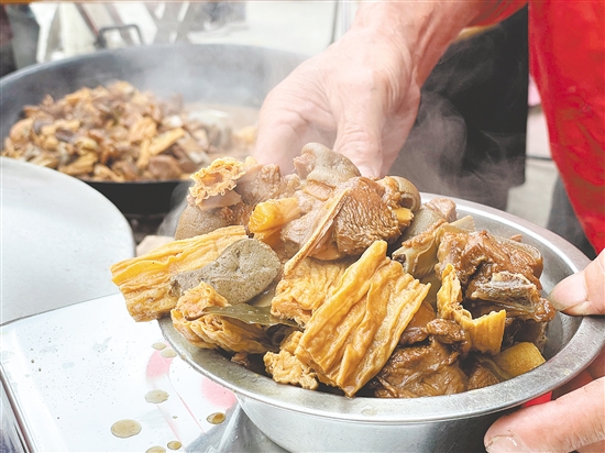 羊肉等当地美食，征服了众多远道而来的食客。