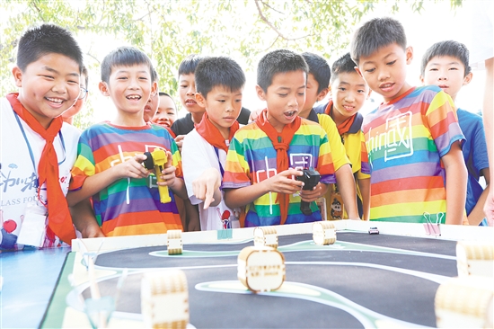 公益品牌项目“红领巾科技直通车”走过侨乡7000多公里，举办100场送教活动，服务青少年超10万人次。