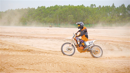 在蓬江摩托车试车场，外国客商们亲自骑上摩托车，全方位测试车辆性能。龚静