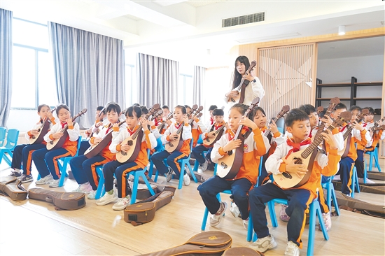 沙坪一小（东校区）将“礼乐弦歌”课程纳入常规音乐课程，与语文教材中的古诗词相结合进行弹唱教学。