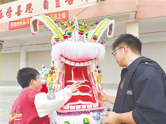 学生在陈浩轩的引导下认识“扎龙技艺”。 学生在陈浩轩的引导下认识“扎龙技艺”。