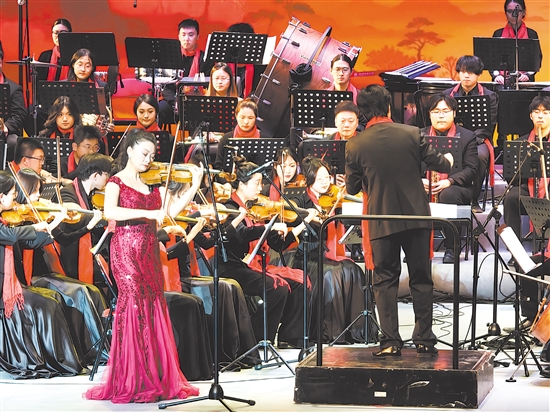 华南理工大学青年交响乐团队带来吉普赛风情的《查尔达什》。