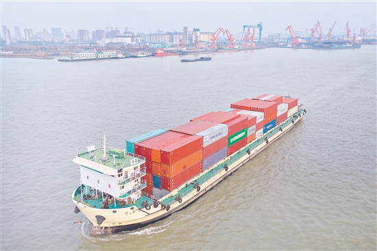 12月29日,集装箱船在长江江苏南通段行驶(无人机照片)。新华社发 12月29日,集装箱船在长江江苏南通段行驶(无人机照片)。新华社发