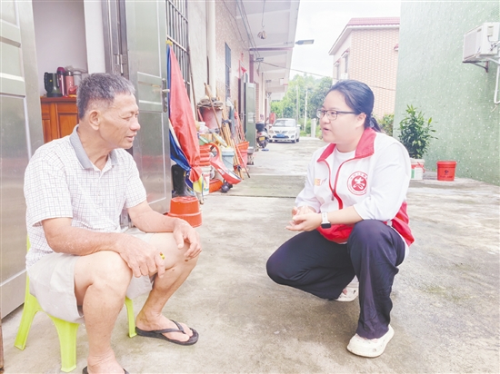 通过走街串巷、入户探访，选调生逐渐熟悉村情民意、融入当地生活，为开展基层工作打好基础。