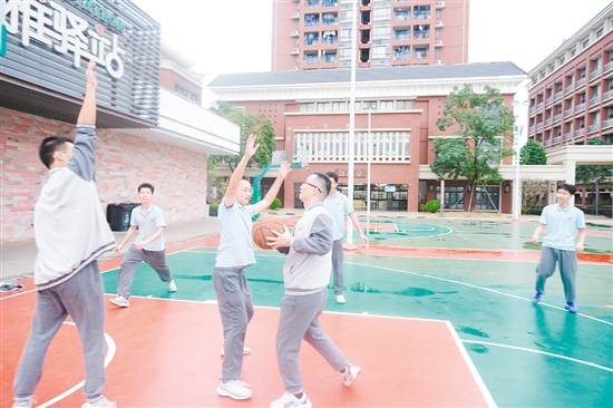 体育课上，代鹏和学生们一起打球。