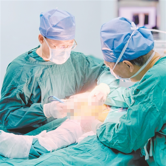 医生为患者进行手术。 医生为患者进行手术。