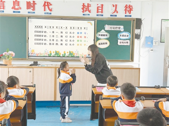 活动现场，优秀教师代表分别献上了精彩的示范课。