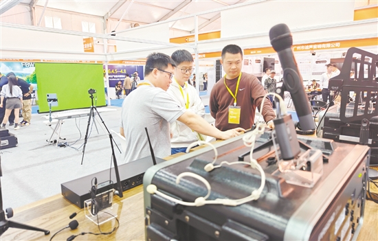 恩平演艺装备产业已转型升级为涵盖演艺设备全链条的现代化产业集群。 恩平演艺装备产业已转型升级为涵盖演艺设备全链条的现代化产业集群。