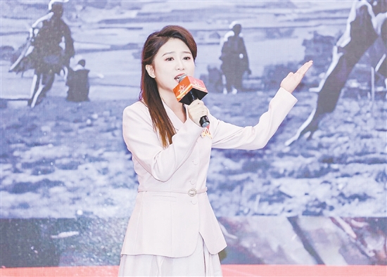 黎颖欣声情并茂地演讲《以“摄影”为武器的追光者》。