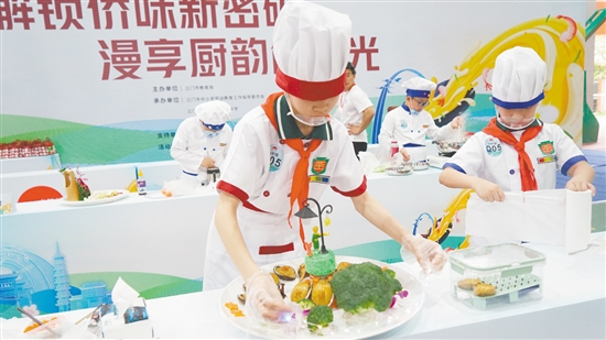 学生们在烹饪比赛中展示厨艺。 学生们在烹饪比赛中展示厨艺。
