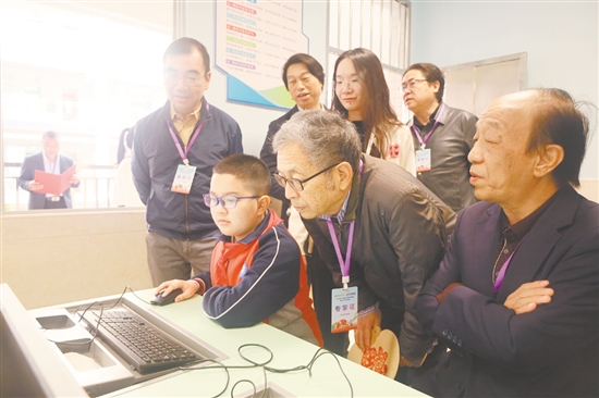 与会人员观摩学生通过“少年美”平台完成音乐学科艺术素质测试。