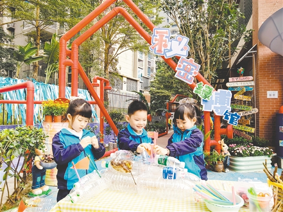 培英实验幼儿园向参训教师展示园内的“秘密绿博馆”。 培英实验幼儿园向参训教师展示园内的“秘密绿博馆”。