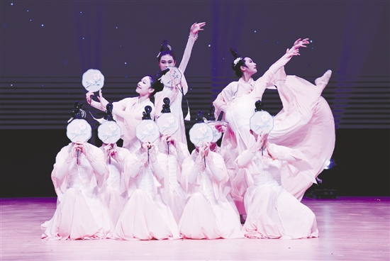 文艺汇演汇聚了舞蹈、武术、民乐、语言艺术等多种形式。