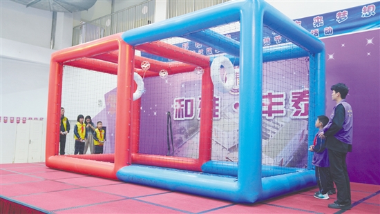 无人机“足球”现场秀。