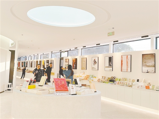 位于塘口旧墟的先锋书店吸引众多游客前来打卡。