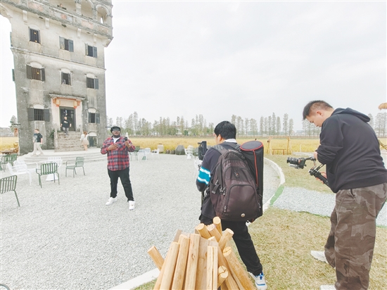 博主们深入赤坎华侨古镇、塘口旧圩、碉楼文化旅游区等景点采风，整合地域文化、文旅及产业特色，将碉楼故事、侨乡风情转化为鲜活的影像内容。