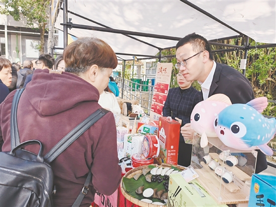 优品专场促消费活动同步开展,“开平优品”特色展区摊位吸引市民、游客选购。 优品专场促消费活动同步开展,“开平优品”特色展区摊位吸引市民、游客选购。