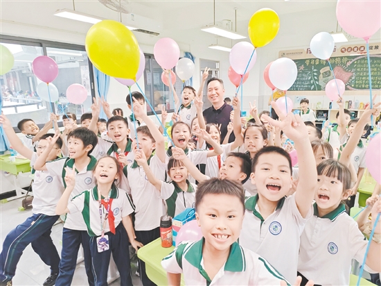 开平各校通过开展特色活动,让校园充满欢声笑语。 开平各校通过开展特色活动,让校园充满欢声笑语。