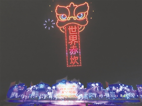 赤坎华侨古镇举办新年焰火音乐会，市民游客在动听的音乐与璀璨的烟火中迎新年。李淑珩