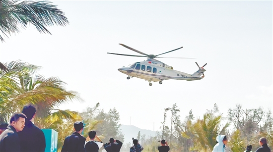 游客可搭乘直升机，从空中俯瞰川岛美景。