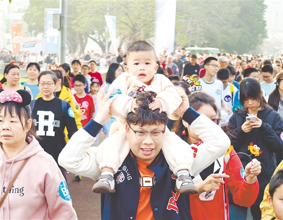 昨日，逾3000名市民游客参加2026江门元旦徒步行活动，奔赴新岁征程。郭永乐